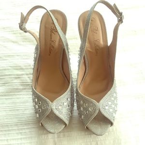 De Blossom Collection Open Toe Pumps, Size 9